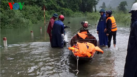 Quảng Bình: Đợi nước lũ rút, tìm vợ chồng người Rục trú mưa nhiều ngày trong hang đá