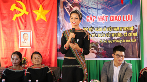 Hoa hậu Hoàn vũ H'hen Niê trở về với buôn làng