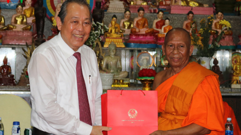 Phó Thủ tướng Trương Hòa Bình thăm, chúc Tết Chôl Chnăm Thmây tại Trà Vinh
