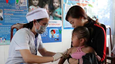 Đắk Lắk: tiêm bổ sung vắc xin sởi-rubella cho vùng nguy cơ cao năm 2019