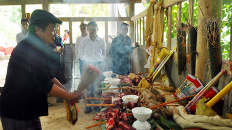 Nghi thức cúng rừng của người Phù Lá ở Lùng Phình