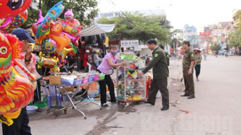 Xử lý khu vực bán hàng vi phạm hành lang giao thông tại tỉnh Bắc Kạn