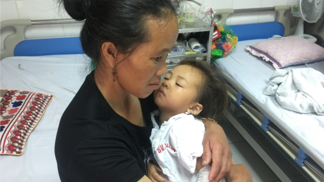 Giúp cháu bé người Mông có tiền chữa bệnh