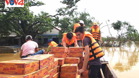 Hàng cứu trợ đến tay người dân vùng lũ Quảng Trị