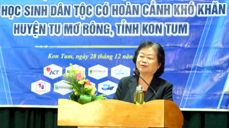 Nguyên Phó Chủ tịch nước Trương Mỹ Hoa trao học bổng Vừ A Dính cho học sinh Kon Tum