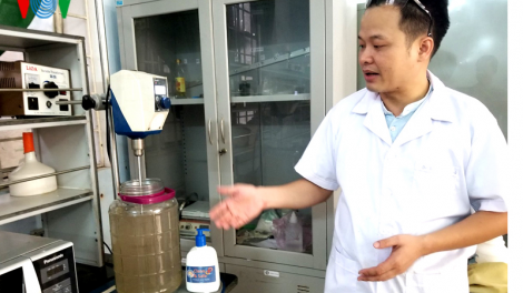 Sản xuất nước rửa tay khô phát miễn phí cho người dân chống dịch