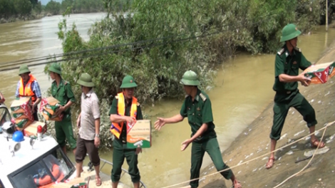 Bộ đội biên phòng các tỉnh miền Trung giúp dân khắc phục hậu quả mưa lũ