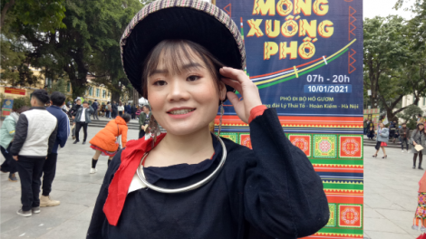 Những cô gái Mông xúng xính váy hoa trong "Tết Mông xuống phố 2021"