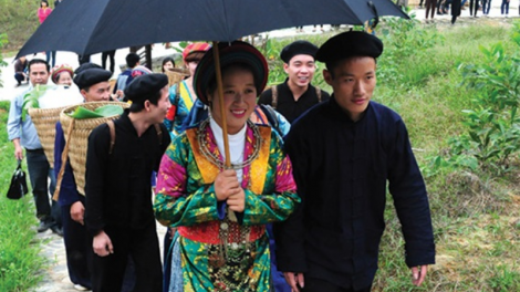 Chiếc ô trong đám cưới người Mông
