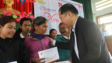 Chủ tịch tỉnh Bình Định tặng quà Tết đồng bào miền núi Hoài Ân