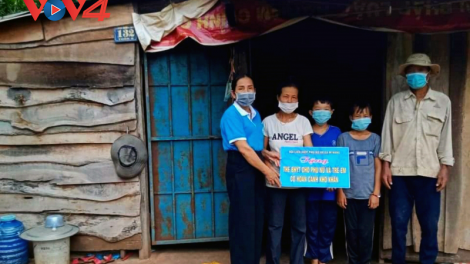 Đắk Lắk: Tặng thẻ bảo hiểm y tế hỗ trợ phụ nữ khó khăn