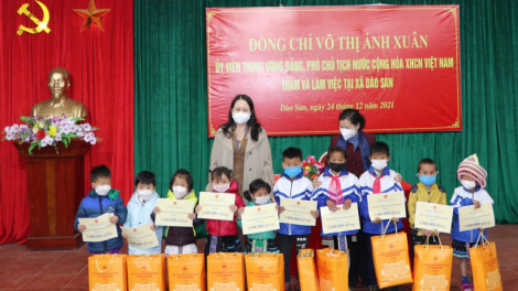 Phó Chủ tịch nước Võ Thị Ánh Xuân thăm, tặng quà xã biên giới Dào San