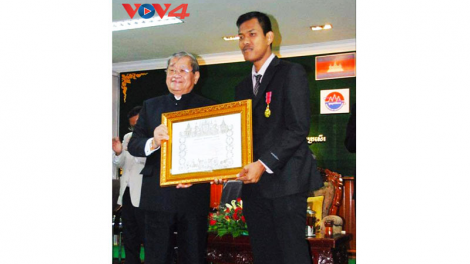 Nhà báo người Khmer được tặng Huân chương Hợp tác Hữu nghị quốc tế.