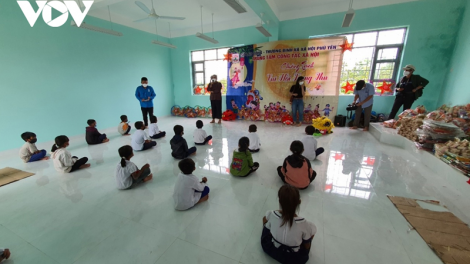 Trung thu cho trẻ em nghèo huyện miền núi Sơn Hòa, Phú Yên