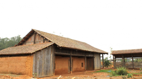 Nét văn hóa đặc trưng trong những ngôi nhà đất của người Cờ Lao