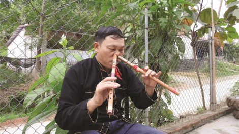 Nghệ nhân Đặng Nho Vượng với biệt tài thổi sáo mũi