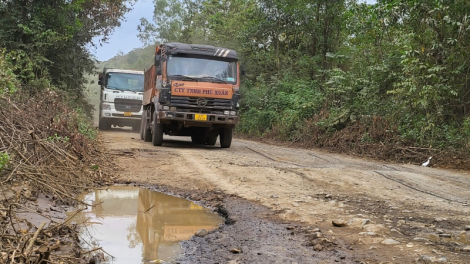 Đắk Lắk: Xe chở đá băm nát đường giao thông
