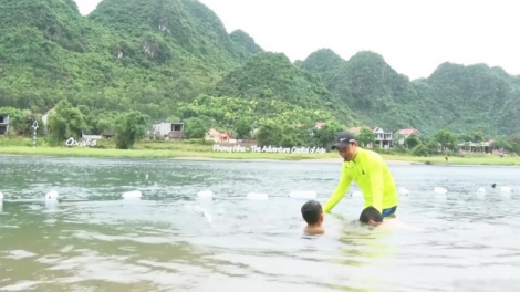 Quảng Bình: Dạy bơi cho trẻ em trên sông Son