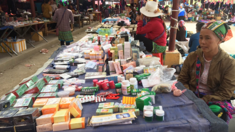 Thuốc tân dược bày bán la liệt trên các sạp tại chợ phiên vùng cao Lào Cai