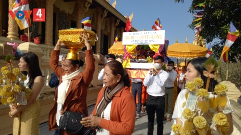 Các phật tử hoan hỷ dự Lễ dâng y Kathina tại chùa Khmer ở Làng văn hóa
