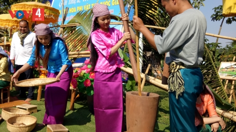Lên làng văn hóa dự lễ hội Ok Om Bok của đồng bào Khmer