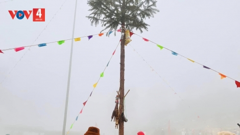 Người Mông dựng nêu trong Lễ hội Gầu Tào 