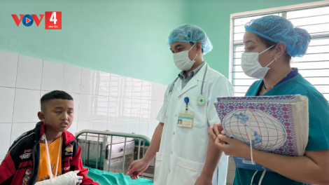 Thầy thuốc vùng cao Quảng Nam vượt khó, chăm sóc sức khỏe người dân vùng biên