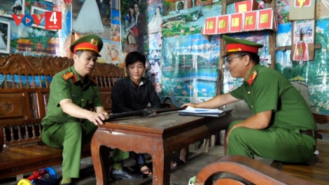 Người dân vùng cao Lào Cai chủ động giao nộp vũ khi tự chế