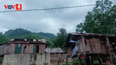Lốc xoáy làm hư hỏng nhiều nhà dân ở khu vực biên giới Quảng Bình