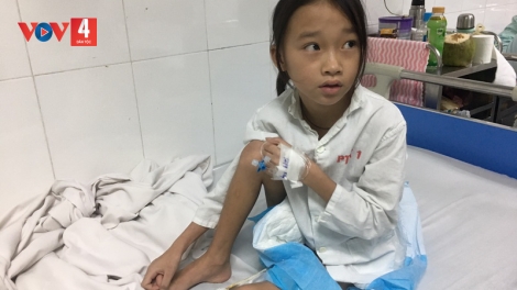 Em bé người Mông mong muốn được hỗ trợ tiền phẫu thuật xương