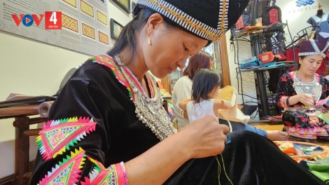 Vẻ đẹp trang phục của người Mông ở Nghệ An