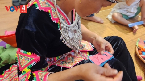 Kỹ thuật thêu ghép vải trên trang phục của người Mông Trắng ở Phà Xắc