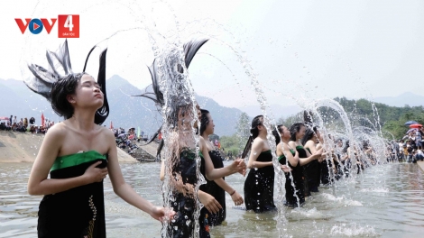 Các cô gái Thái thực hiện nghi thức gội đầu tại Lễ hội Then Kin Pang