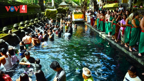 “Chữa lành” với nghi lễ tắm nước thiêng ở Đền Pura Tirta Empul