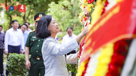 Lãnh đạo Đảng, Nhà nước dâng hương, tưởng niệm các anh hùng liệt sĩ tại Nghĩa trang Liệt sĩ Quốc gia A1 Điện Biên.