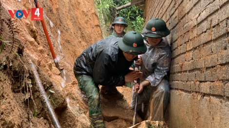 Bộ đội biên phòng giúp dân khắc phục hậu quả sạt lở đất