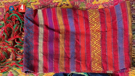 Đặc sắc chiếc khăn Đam của người Bru - Vân Kiều