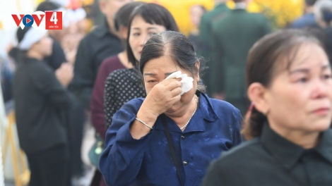 Người dân không kìm được xúc động, bật khóc trong lễ viếng Tổng Bí thư Nguyễn Phú Trọng