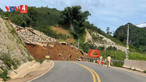Sạt lở hàng ngàn mét khối đất đá, tuyến đường tránh thành phố Sơn La bị ách tắc.