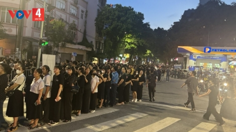 Dòng người xếp hàng dài trong đêm chờ vào viếng Tổng Bí thư Nguyễn Phú Trọng