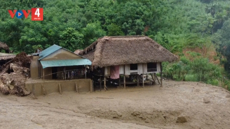 Tìm kiếm nạn nhân vùng lũ Làng Nủ thêm khó khăn khi nền đất khô, dần nén chặt