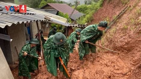 Bộ đội biên phòng Sơn La dầm mình trong mưa giúp dân chống lũ