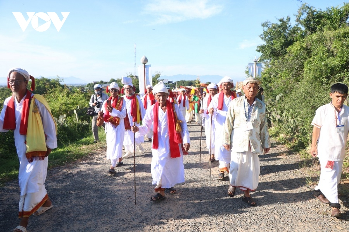 Đoàn rước y trang lên tháp Pô Klong Garai. Ảnh: Đoàn Sĩ/VOV-TP.HCM