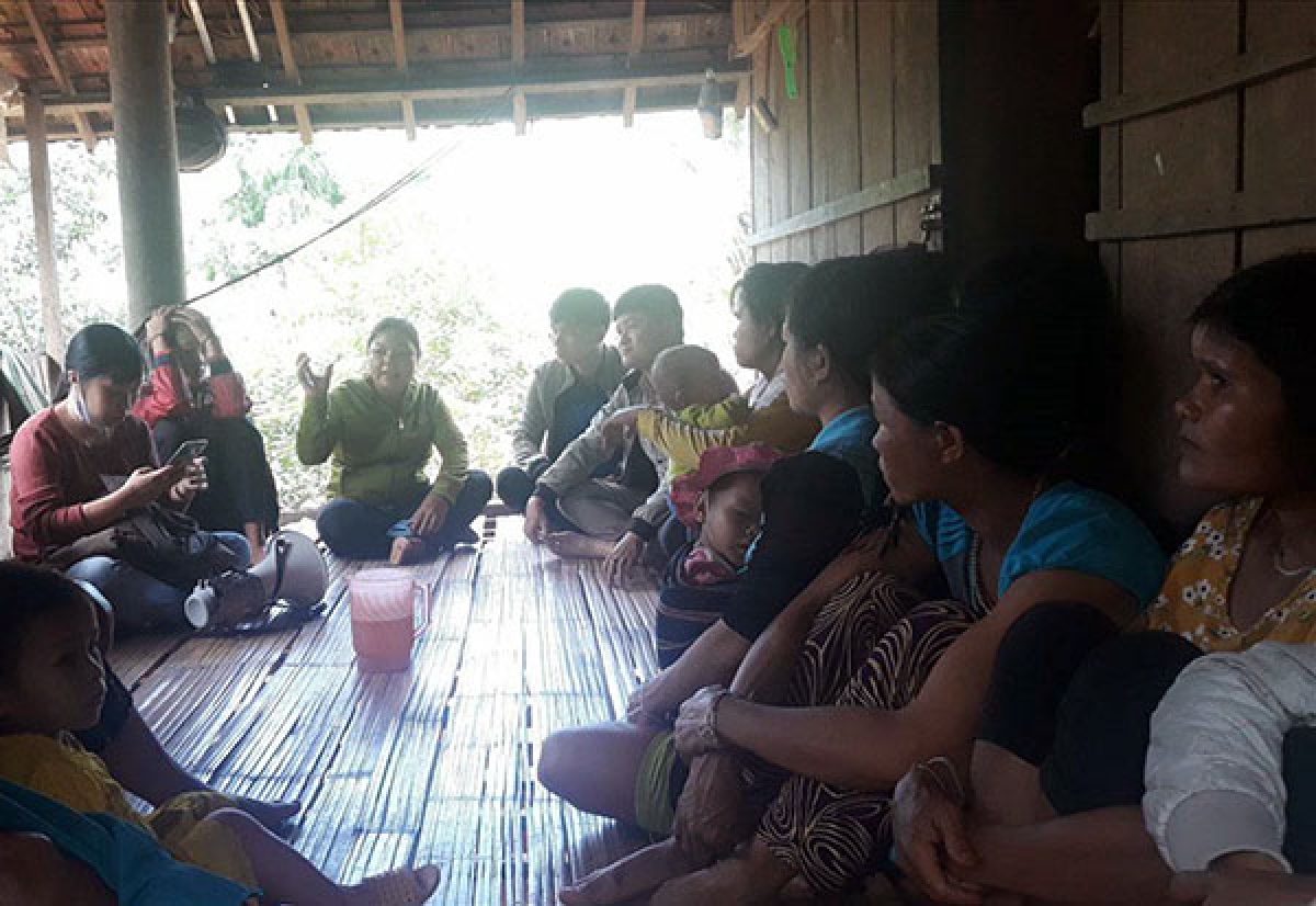 Người dân ở thôn Ra Manh tích cực tham gia các buổi tuyên truyền vận động xây dựng thôn làng kiểu mẫu ở địa phương