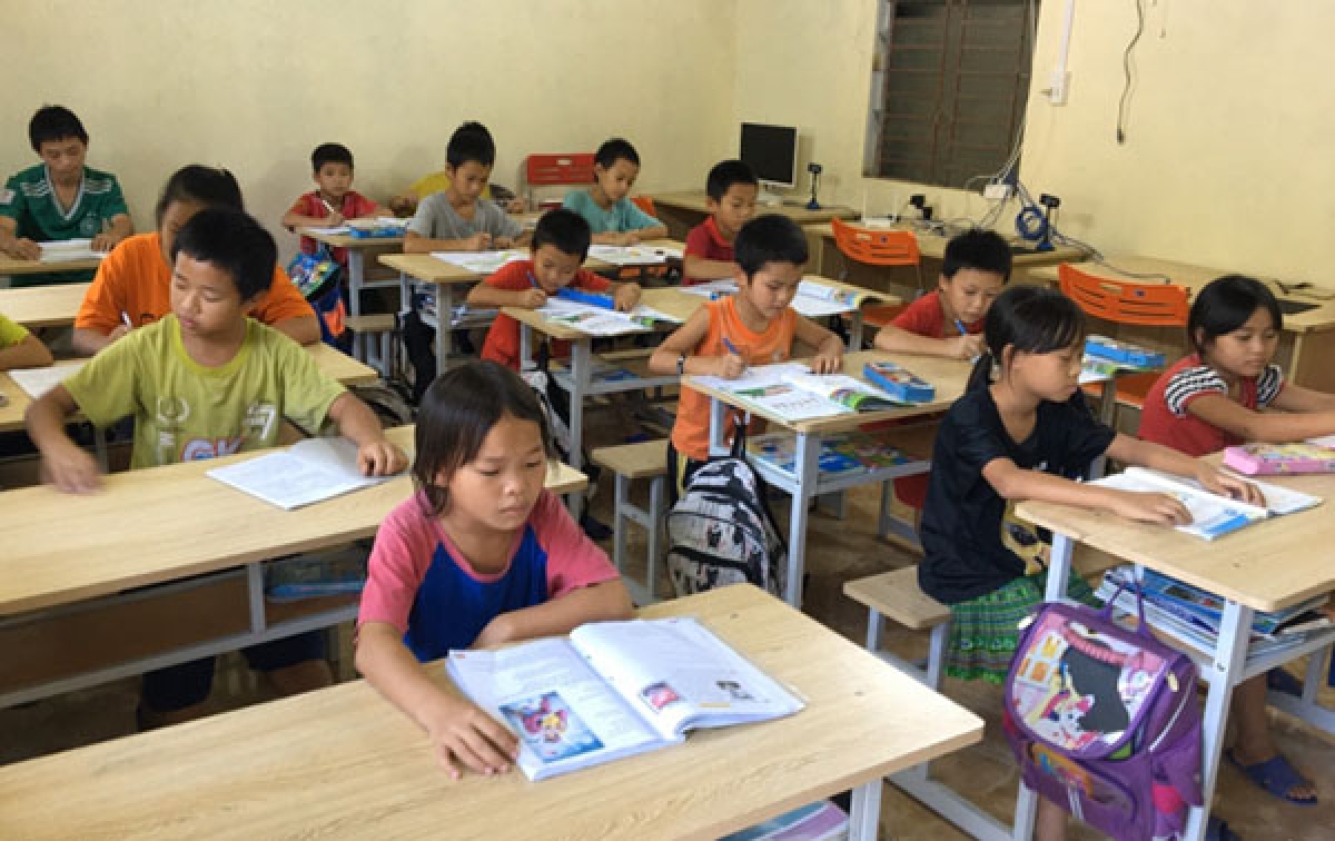 Bọn trẻ trong phòng tự học ở nhà bà Hương