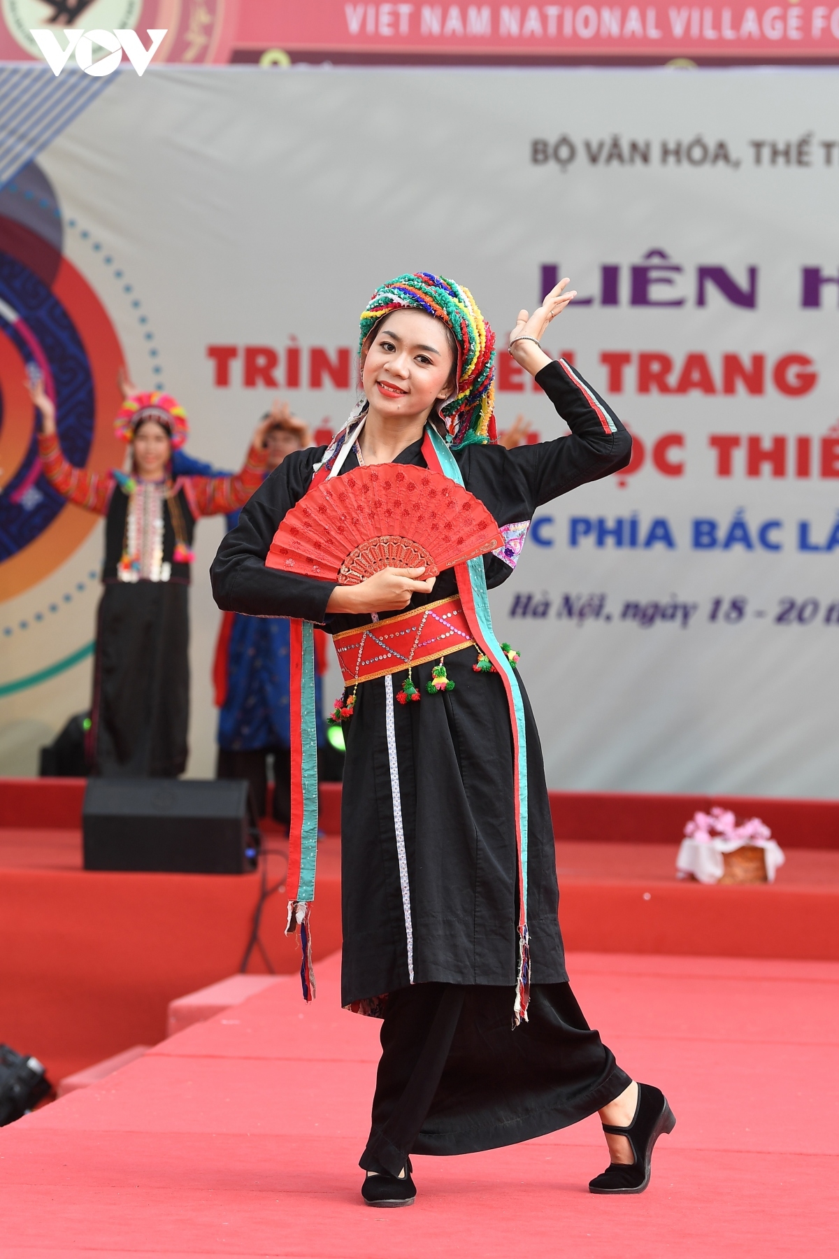 Trang phục bà Then của dân tộc Thái của tỉnh Lai Châu.