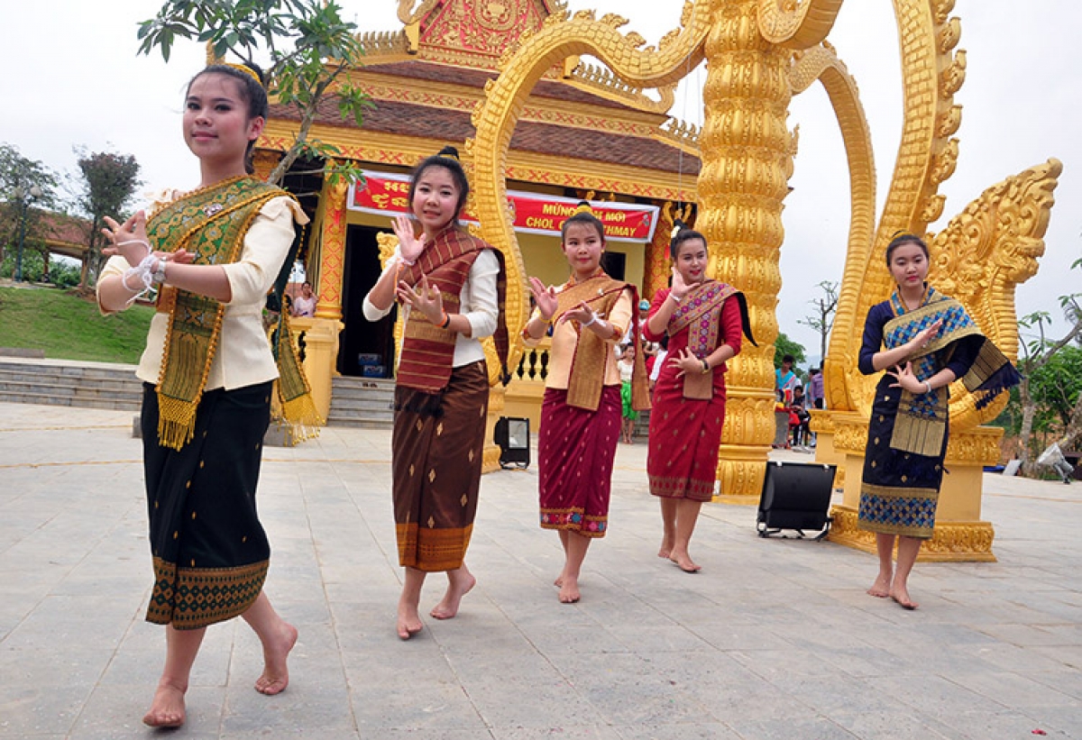 Rom-vong lac ragam tamia bhap bani hu urang Khmer takre