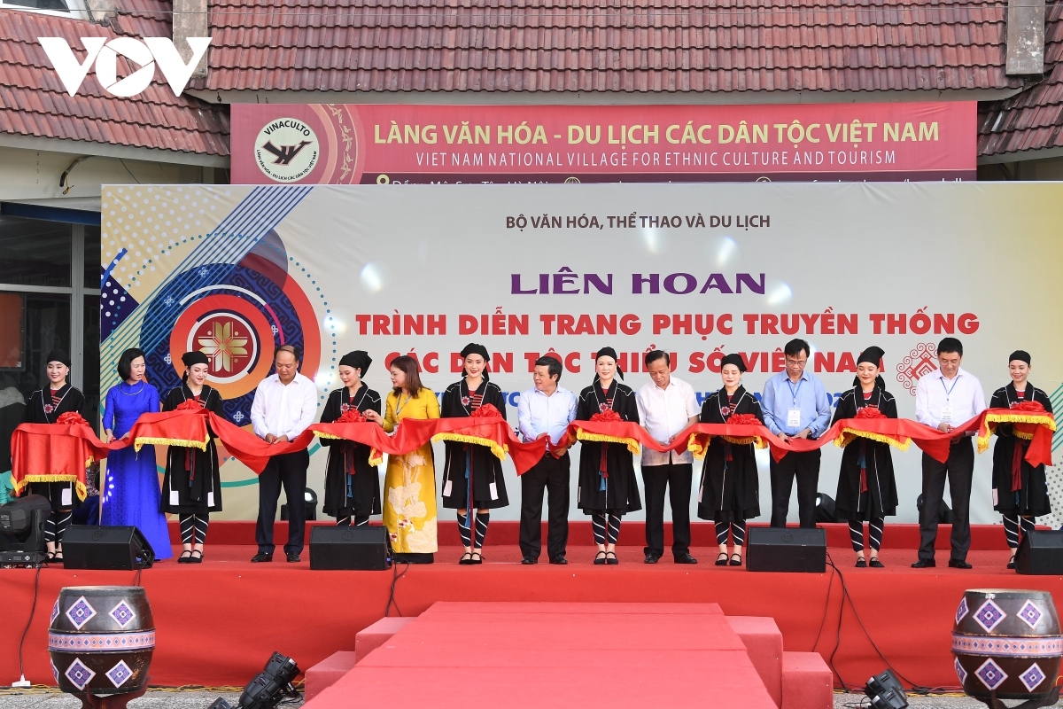 Đồng bào 22 dân tộc anh em hân hoan khoác lên mình những bộ trang phục sặc sỡ về dự lễ từ ngày 18 đến 20/11 tại Làng Văn hóa - Du lịch các dân tộc Việt Nam (Đồng Mô, Sơn Tây, Hà Nội).