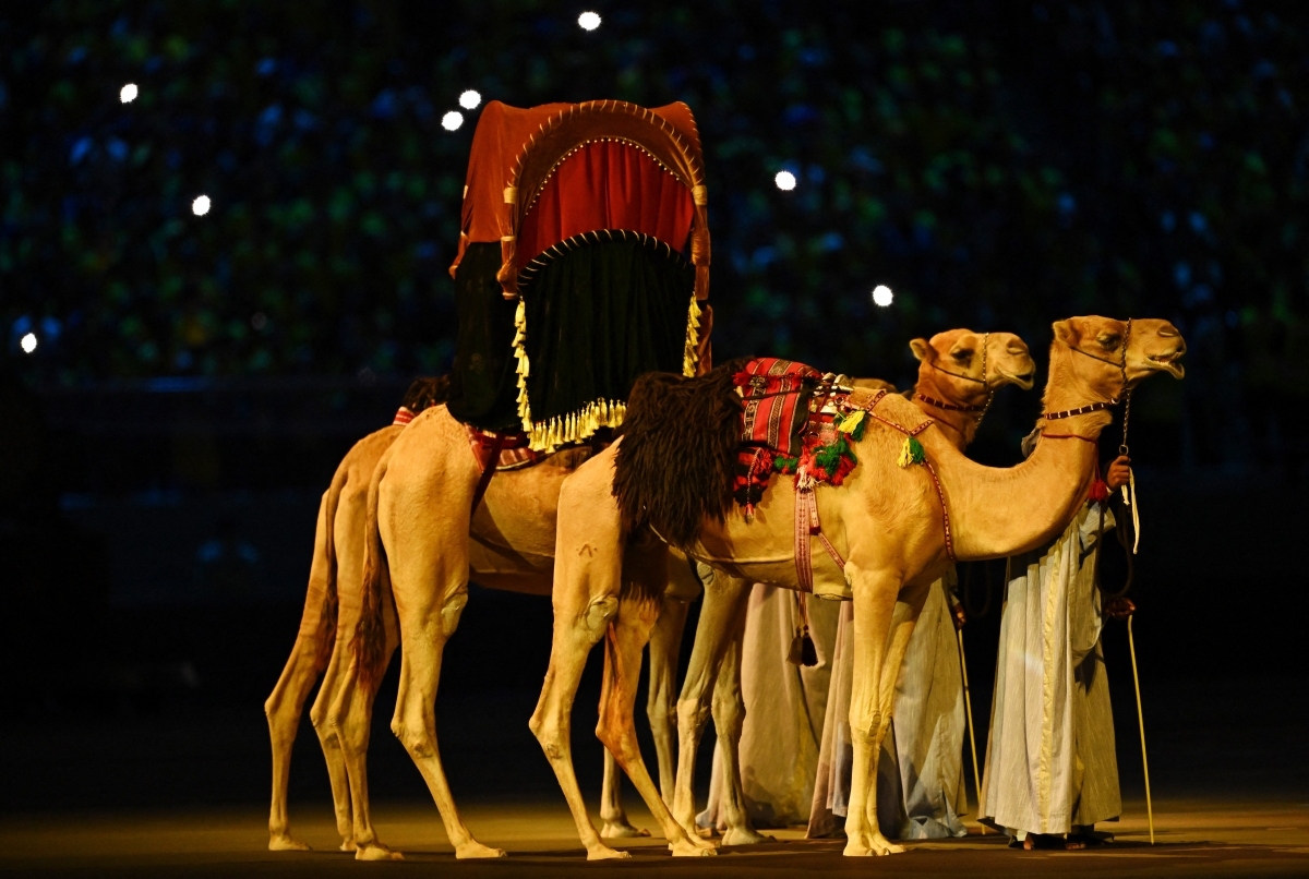 Bêl tơợp bhrợ năc lâng c’nặt biểu diễn đơơng chr’năp văn hóa Ả rập
Buổi lễ khai mạc bắt đầu với những phần biểu diễn mang đậm bản sắc văn hóa Ả rập