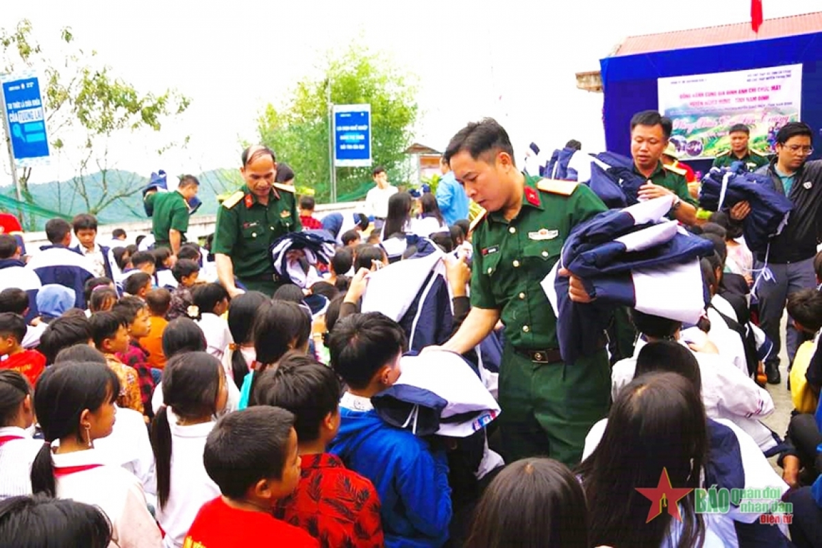 Cán bộ Đoàn Kinh tế – Quốc phòng 356 phối hợp với các đơn vị tặng áo ấm cho học sinh ở xã Mồ Sì San, huyện Phong Thổ. Ảnh: Quân Đội Nhân Dân